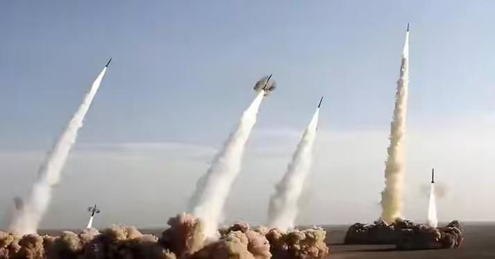 伊朗的反击确实很聪明，他们并没有一开始就把所有的导弹打出去。如果真那么打了，那么