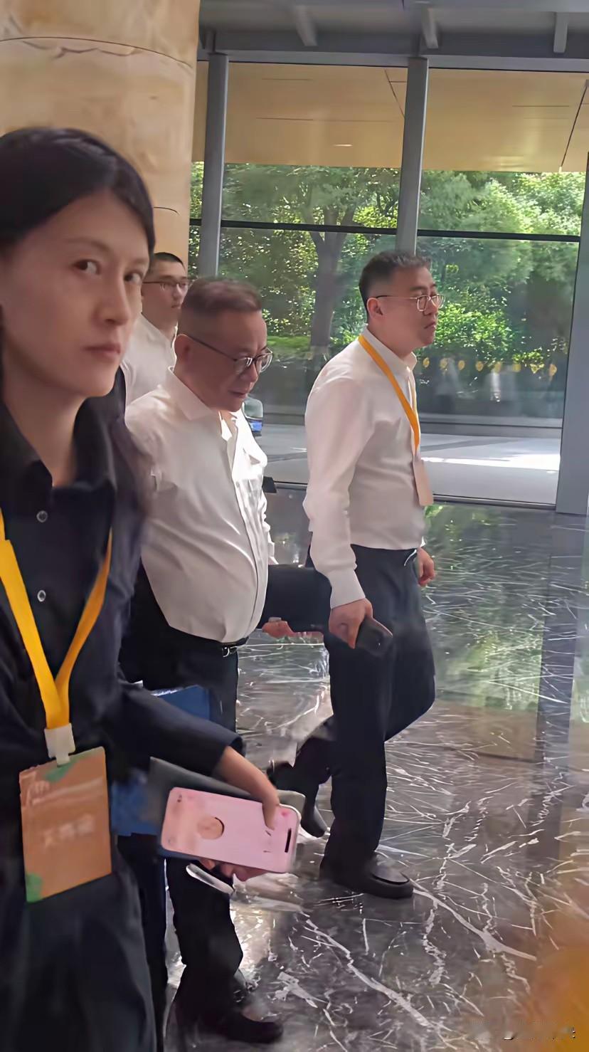 最近网上流传路人碰上刘强东打招呼的视频，东哥微笑回应超接地气，可旁边女士却翻白眼