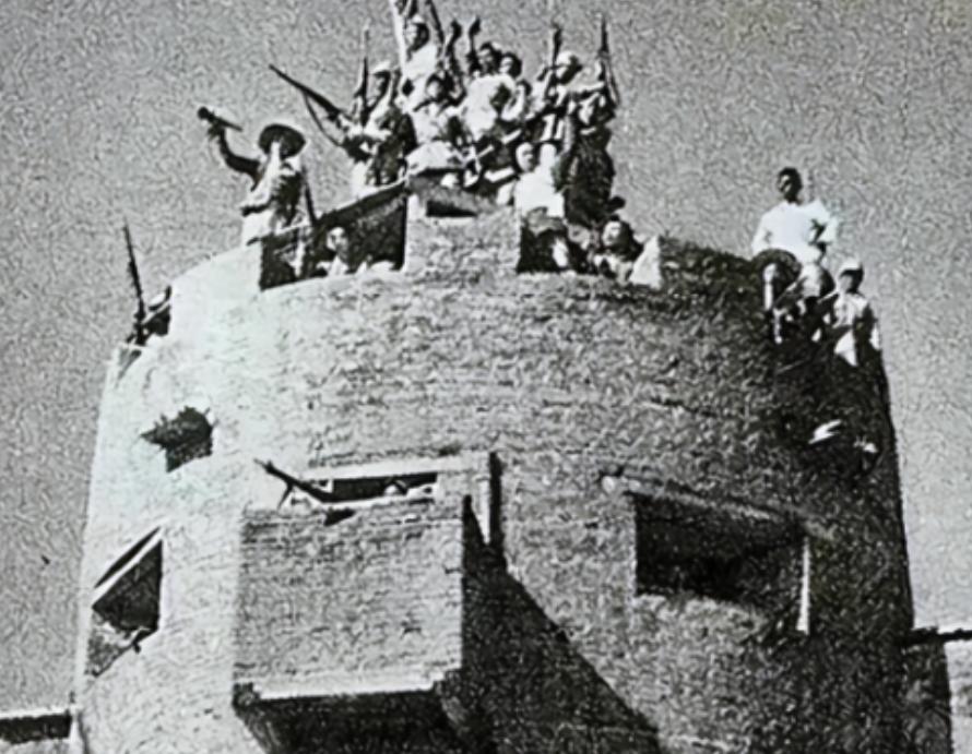 1944年，日军躲在炮楼内，八路军久攻不下，一老农路过，扫了一眼炮楼，却说："简