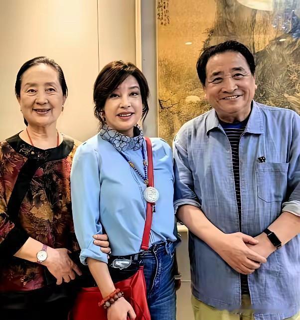 这三位老演员难得再次相聚，特别是刘晓庆和姜昆，他们曾经在80年代一起主持过央视春