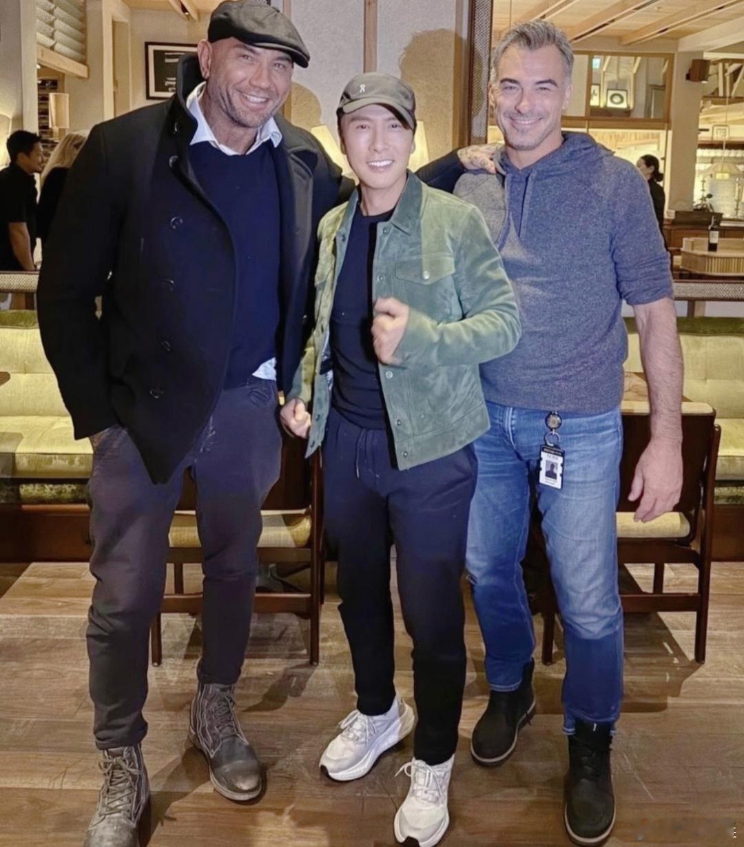 62岁甄子丹英国会友！牛仔衣+休闲裤搭配白色跑鞋，休闲又显活力，常年健身的状态也