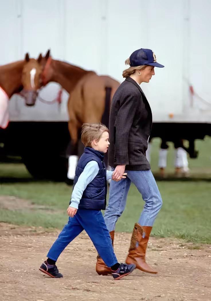 看了这张照片特别有感触，年轻的黛安娜王妃领着幼小的威廉王子在赛马活动中的小细节。