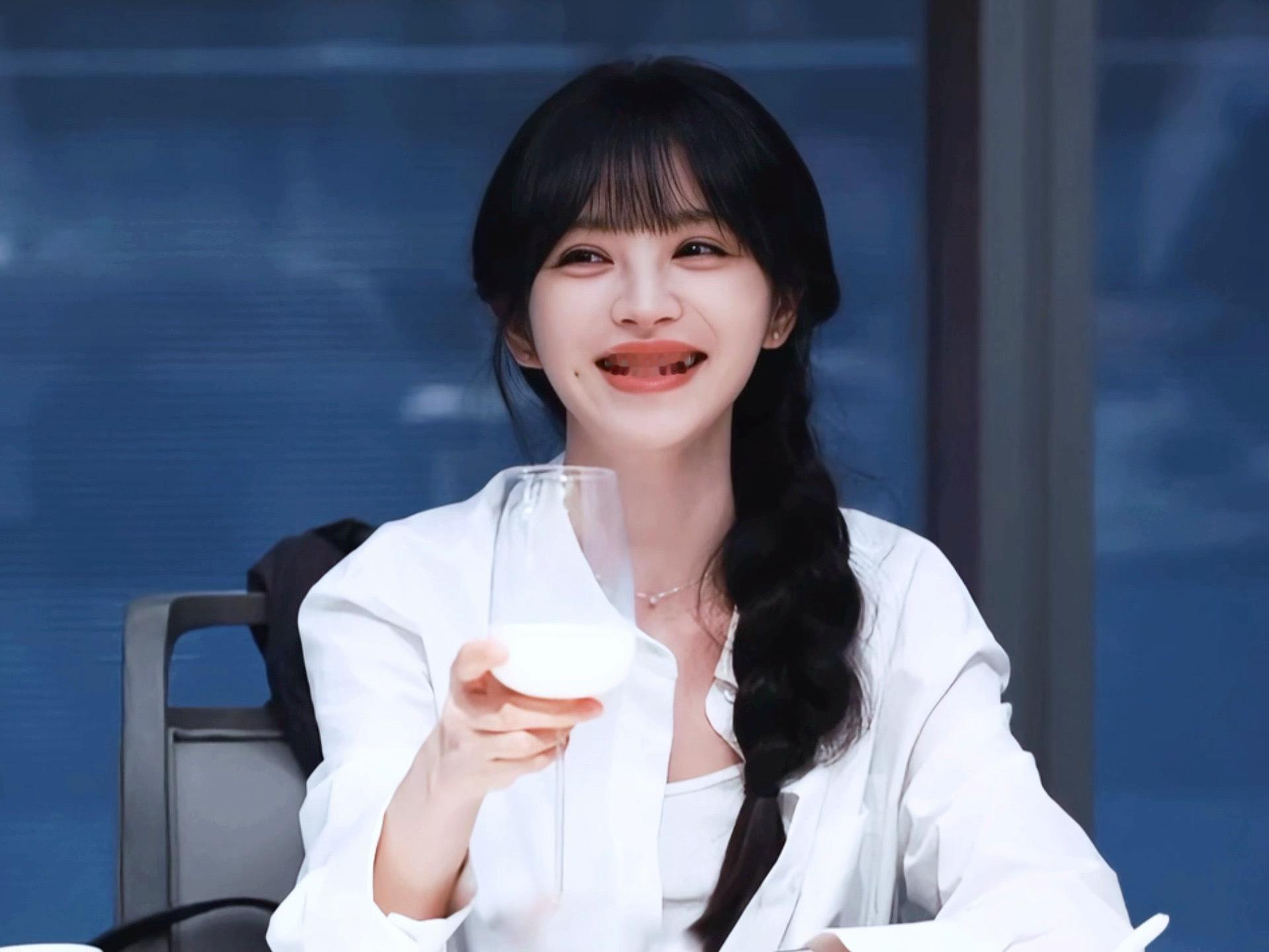 田曦薇在路人镜头下好美啊，好好放松期待更多见面机会