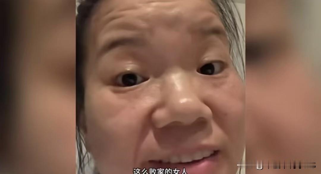 这保姆也盲目自信了，把代入恶婆婆视角，偷吃雇主高价水果还吐槽老板娘败家。一