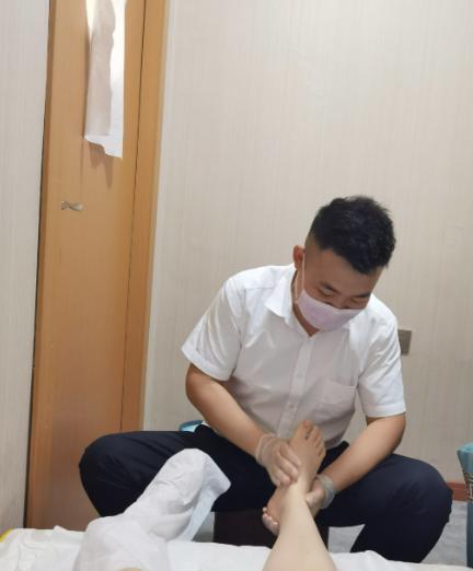 “冲动的代价！”长沙女子去修脚，眼看服务时间到了，男技师还没做完。女子要求对方继