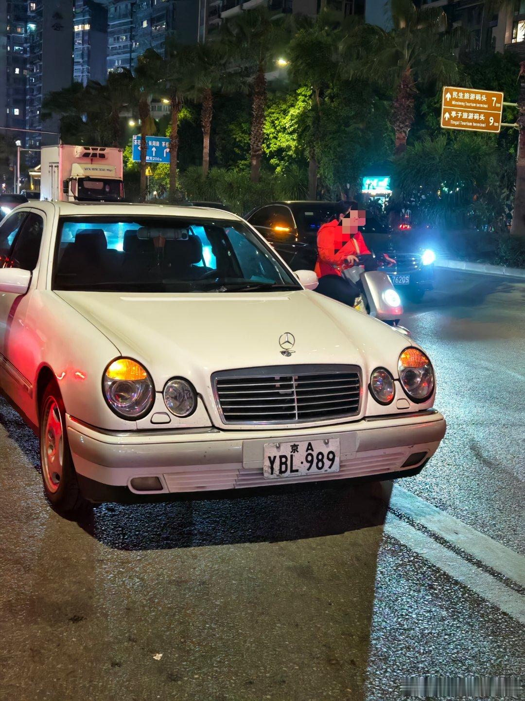也算是有生之年系列了，在广西街头能见到挂着二零零二式车牌的奔驰W210。两广老车
