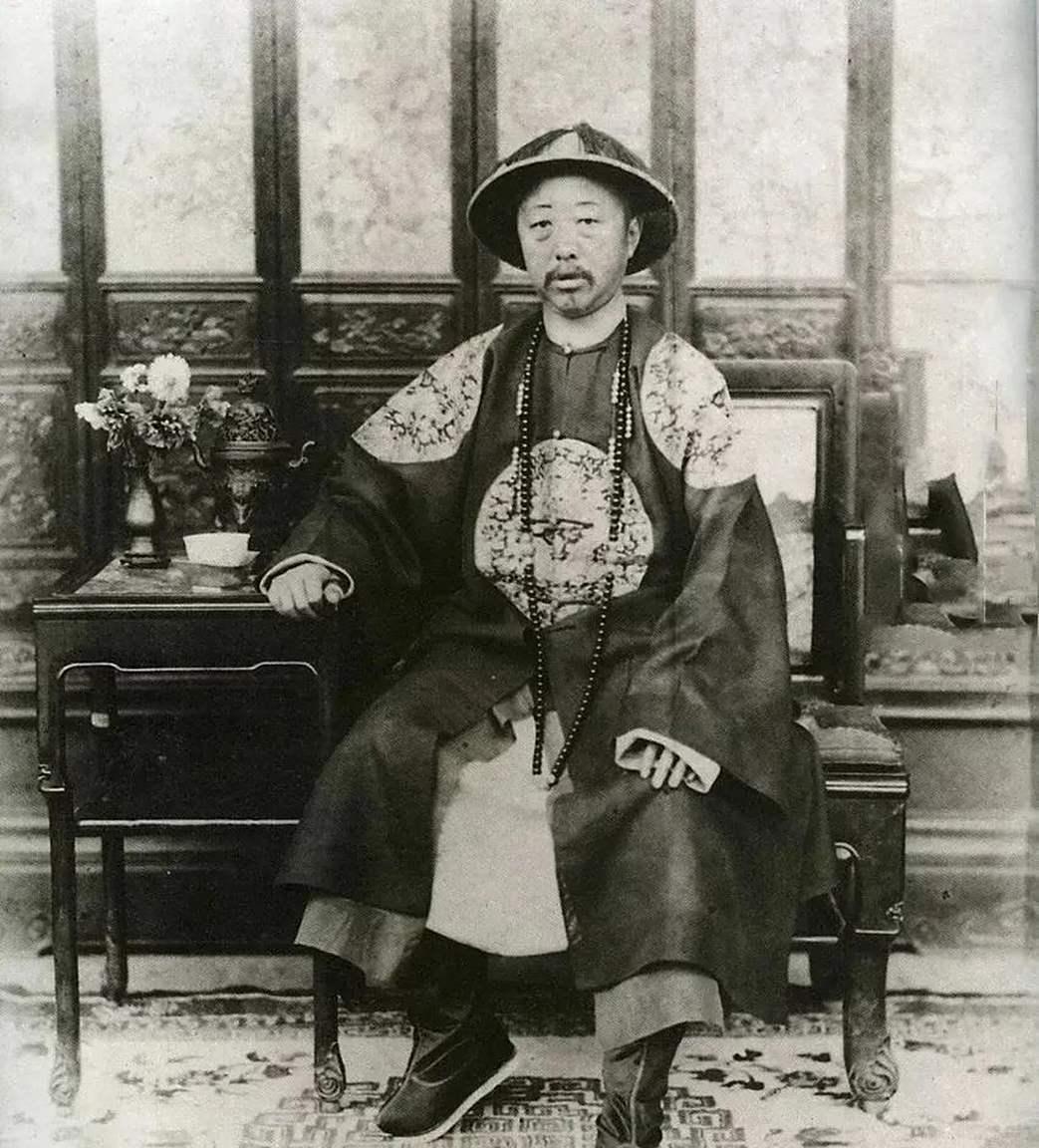 醇亲王奕譞能力平平，乏善可陈，可戏剧性的是，他的父兄儿孙都是皇帝，这在整个清朝，