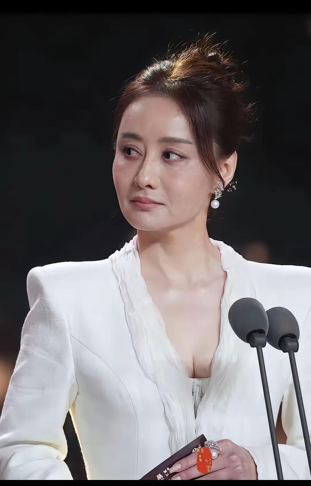 都说幼无丑女，老无美妇，这话细细品来实在戳心。年轻时的陈德容称得上荧幕白月