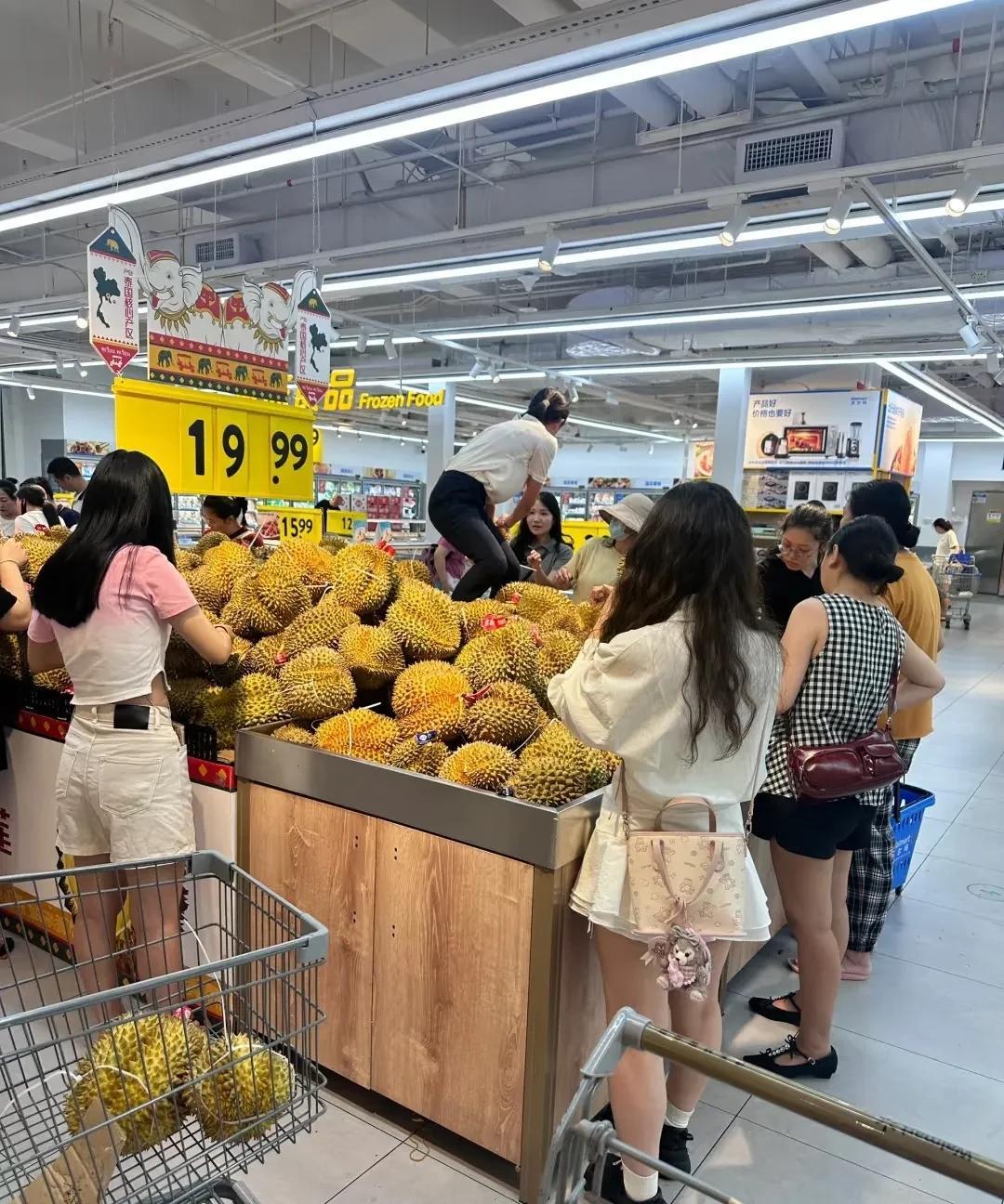每次逛水果店，十个人里九个是女的捧着榴莲，剩下那个男的八成是帮老婆提袋子！我就奇了怪了——难道男人天