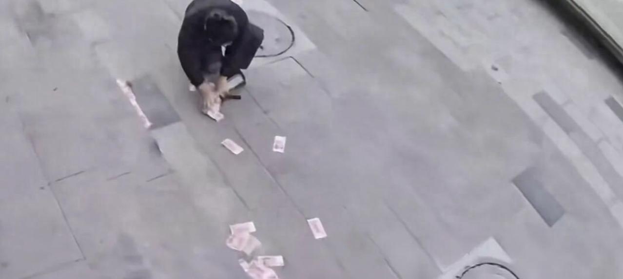 河北保定，一对夫妻去银行取钱，万万没想到，刚走银行大门，40000元现金就从兜里