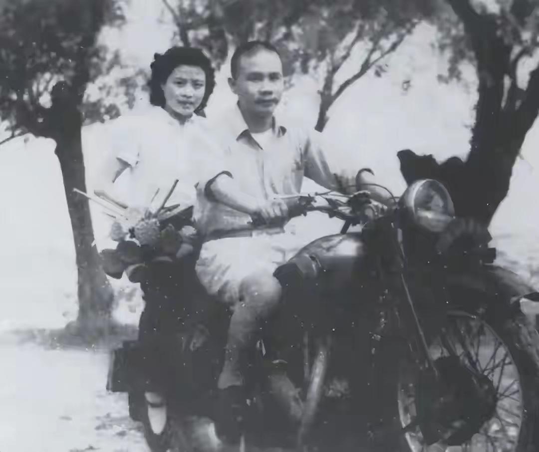 1949年，《潜伏》余则成原型之一的军统少将周镐，突然消失，妻子以为他去了台湾，