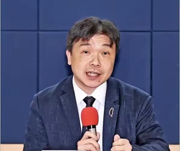 台“陆委会副主委”沈有忠发表声明，台湾以东的海域，本来就像咱们自己家的后院。有人