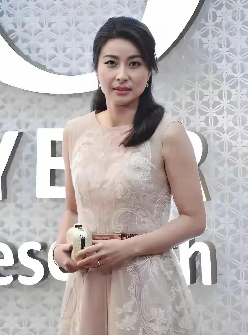 长相在普通人里算得上中等偏上，在身材健硕的运动员中更是格外出众。更何况她是世界冠