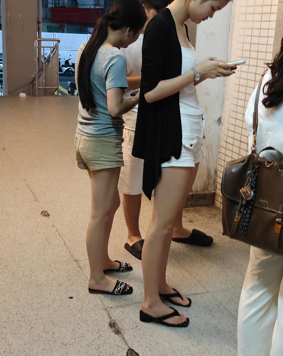 送个外卖被俩精神小妹嘲笑
