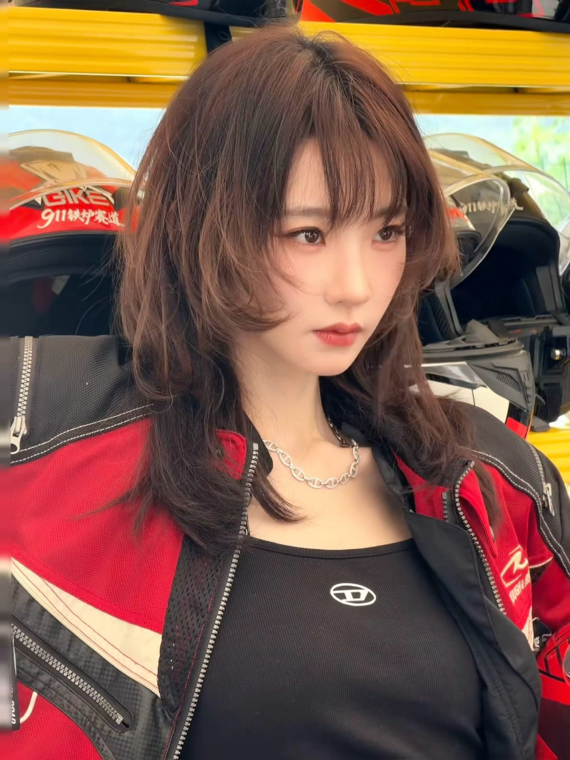 张艺凡红黑赛车服张艺凡不是甜妹是酷姐谁能想到软乎乎的张艺凡换上红黑赛车服直接气场