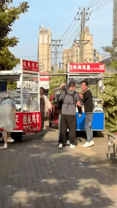 摊位老板吵起来，本来就是两边情绪都上来了，结果场面一下就失控了。男的直接拿麻辣