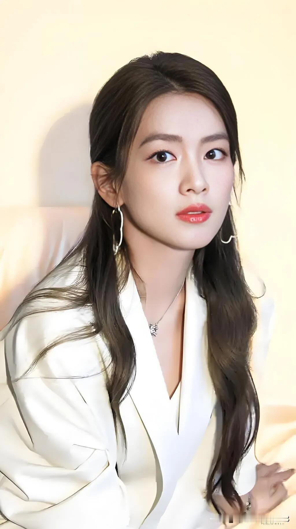 陈昊宇在90后的女演员里长相不算漂亮，没有李沁、张天爱好看，有点女生男相，身材