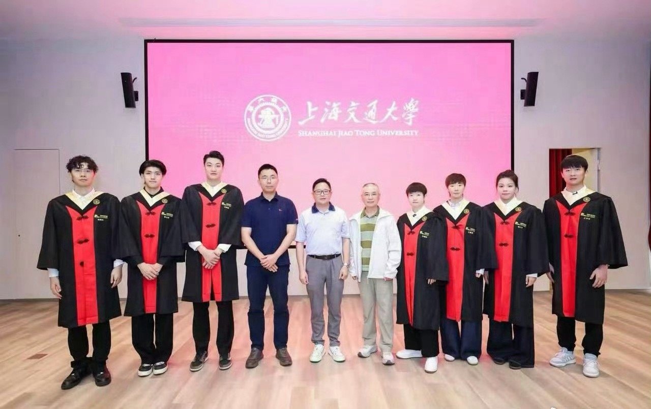 从交大课堂到世界赛场，孙颖莎六年求学路圆满落幕，赛场与学业双丰收，清华读研新程再