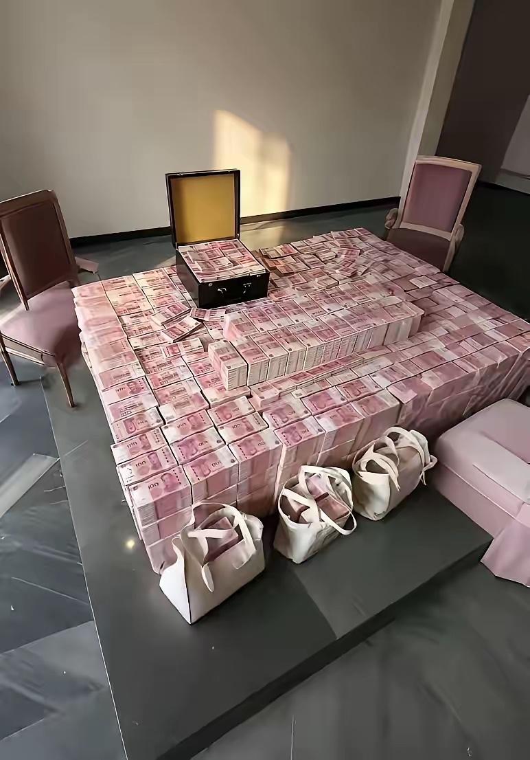 看照片上这一幕一个亿现金大概也就这么多吧对于一般的普通人和一般家庭来说如果