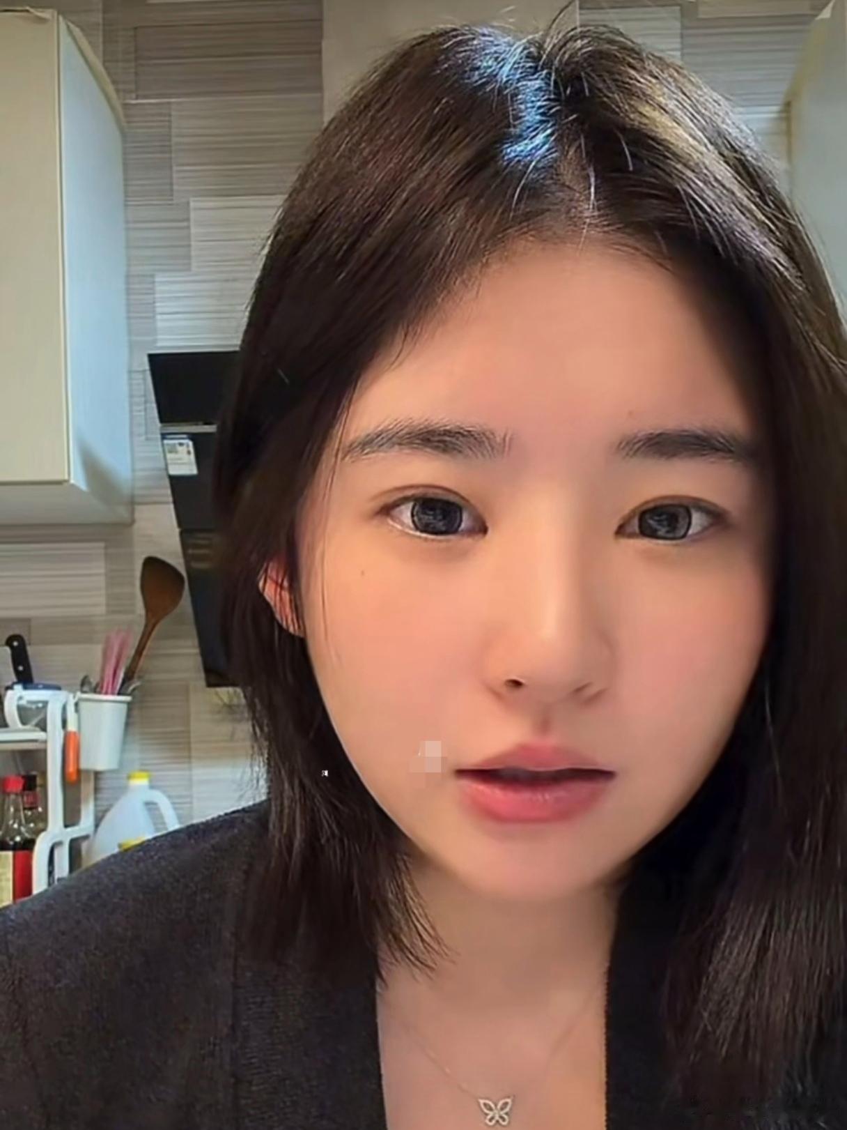 黄一鸣分手了黄一鸣在直播中官宣自己分手了，称分手原因在于男方一直否定她，让她感