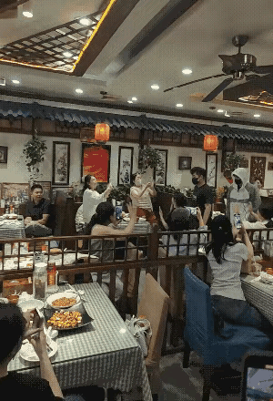 天呐，6月20日中午王大头吃午餐又被围观啦！[大笑][捂脸哭]就像兰州人外出一段
