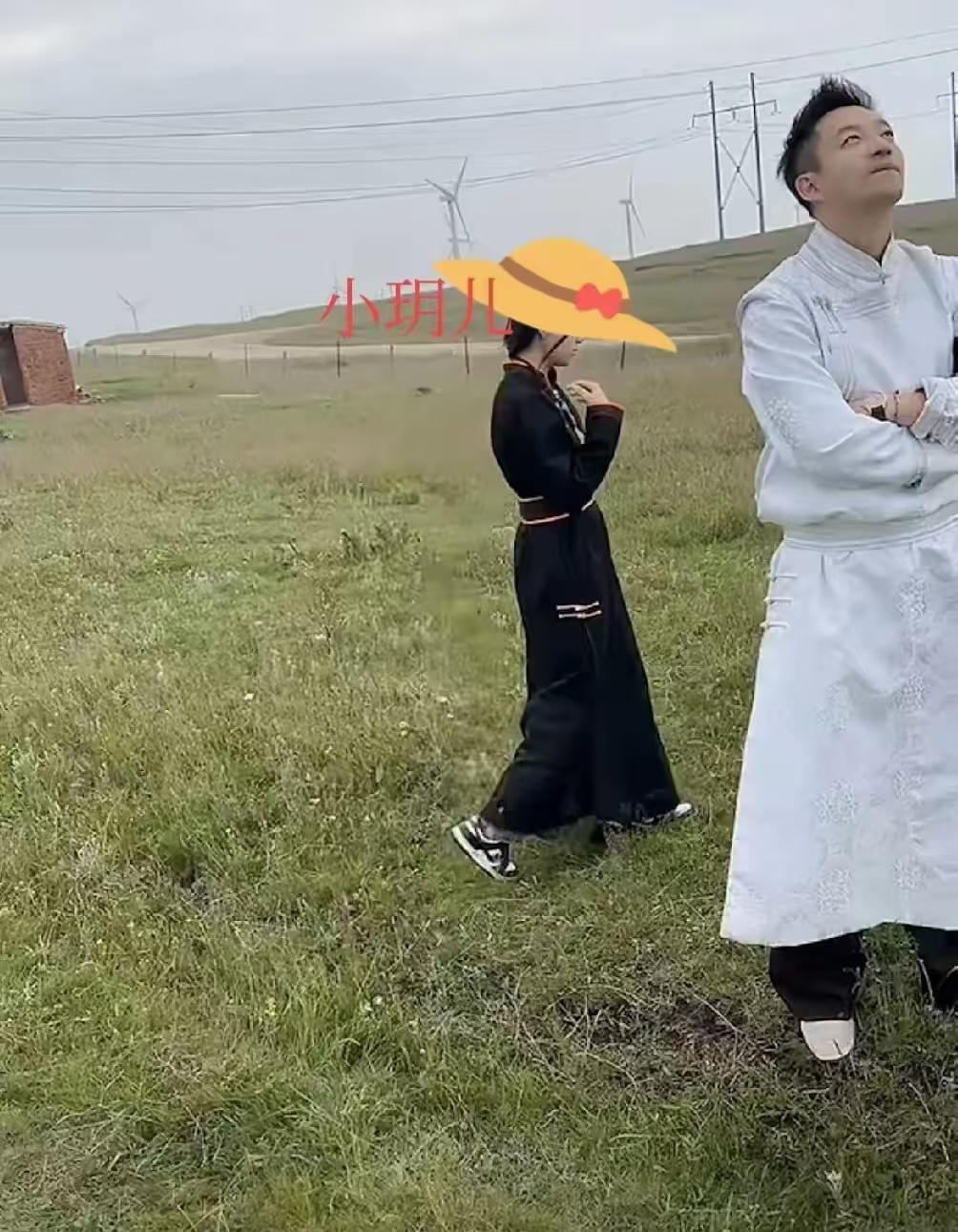 小玥儿穿上蒙古装了！好美啊！马筱梅真是很好的后妈，去了蒙古就给小玥儿安排上了草