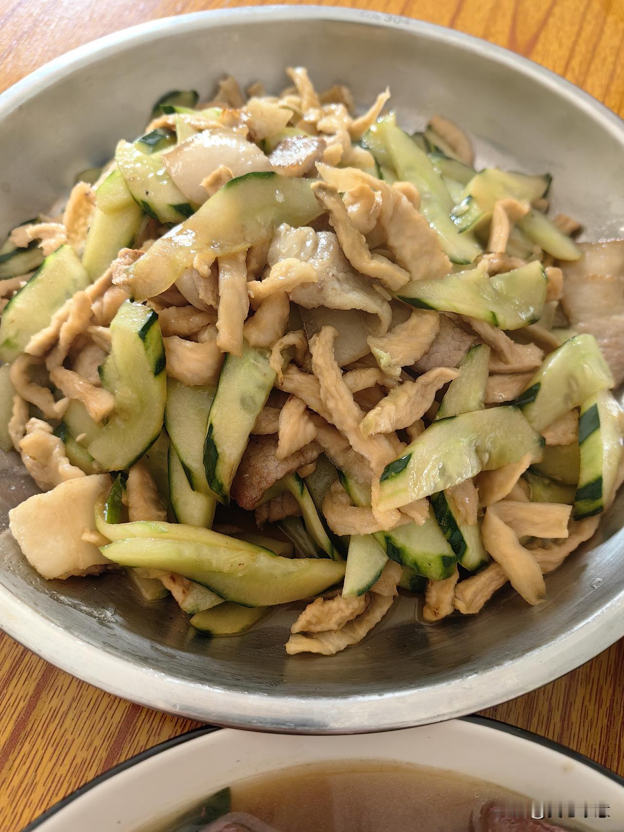 今天的午餐，做饭人依然是我，三个人，三个菜，由于天气突然冷了，我就偷懒没煲汤。