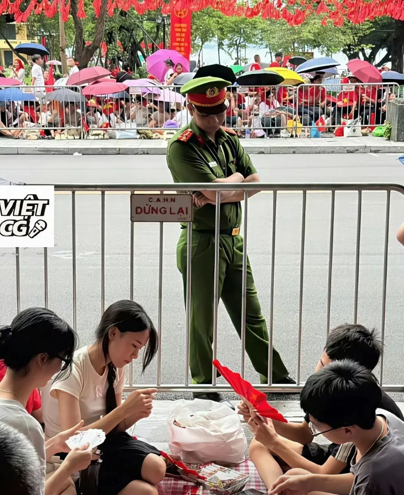 越南阅兵跟中国的阅兵差距是很大的呀，越南阅兵的时候，普通老百姓看起来似乎，一副满