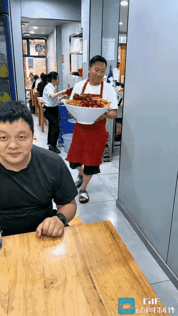 大哥一看懵了，这么大量谁能吃完啊？如果按饭菜量说，这应该是东北的饭店，吉林黑龙江
