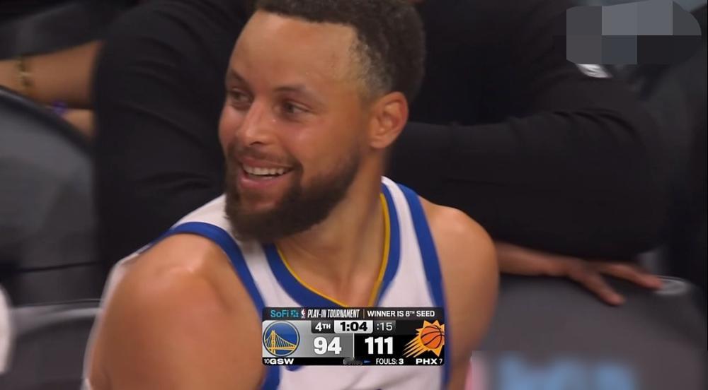 勇士彻底出局，格林笑着走下场，库里把脸埋进毛巾里。你没看错，一个在庆祝，一个在流