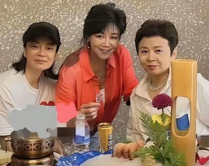 谁能认出这三位笑容温婉的女士？当年个个都是响当当的歌坛大腕！你敢信吗？这一