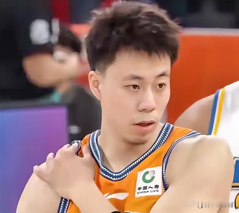 事到如今，辽篮可曾后悔放走张镇麟？cba半决赛京沪大战，上海队主场5分险胜北京