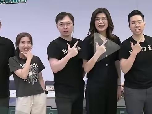 郑丽文眼皮子都不撩徐巧芯一下，甩脸就走，给历史哥晾那尬出火星子了。七周年这么