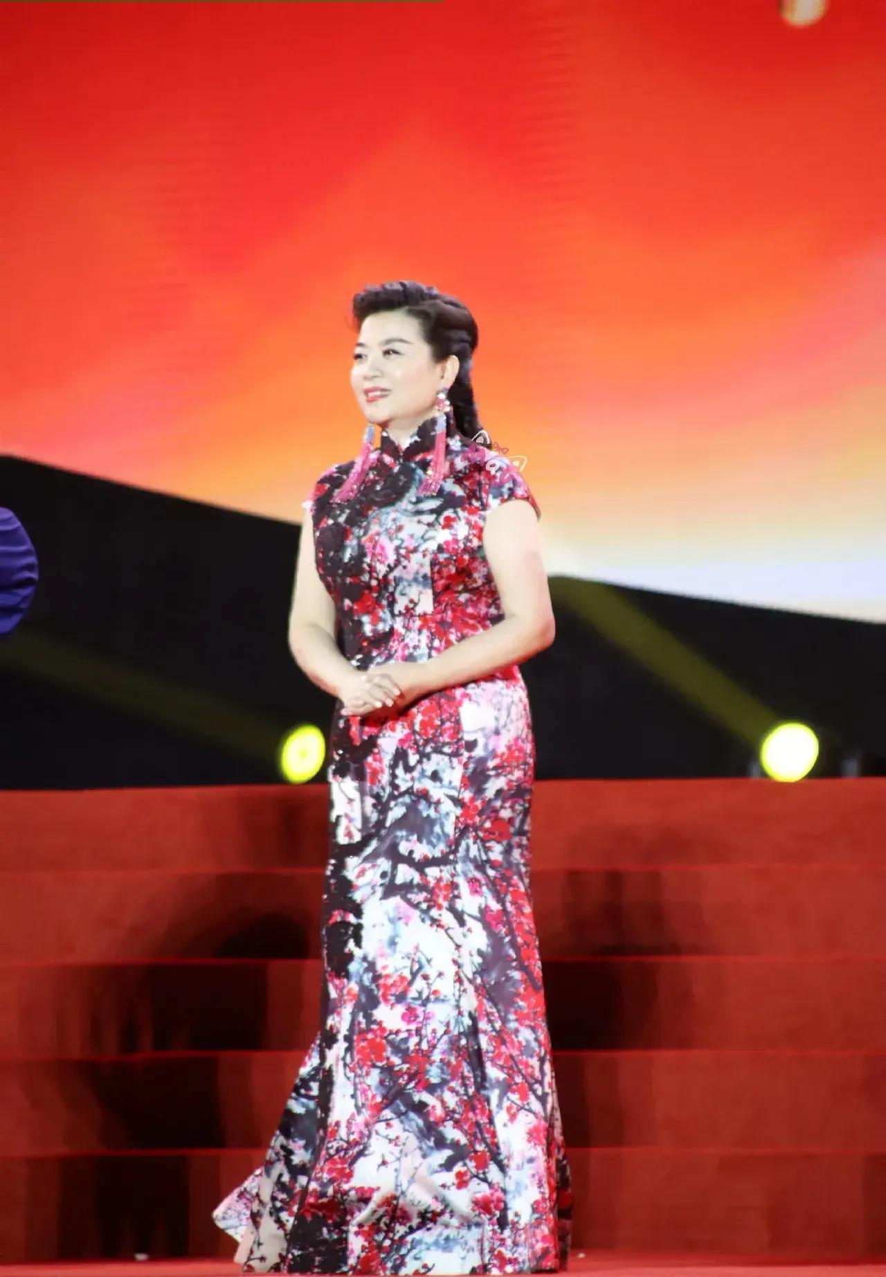 57岁张也穿旗袍被嘲“肉感藏不住”，可她的美，本就不止于身材57岁张也穿修