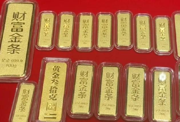 昨天，跟卖了十年黄金的闺女聊天，透露了一个未来黄金趋势。闺女问我家里还有多少黄