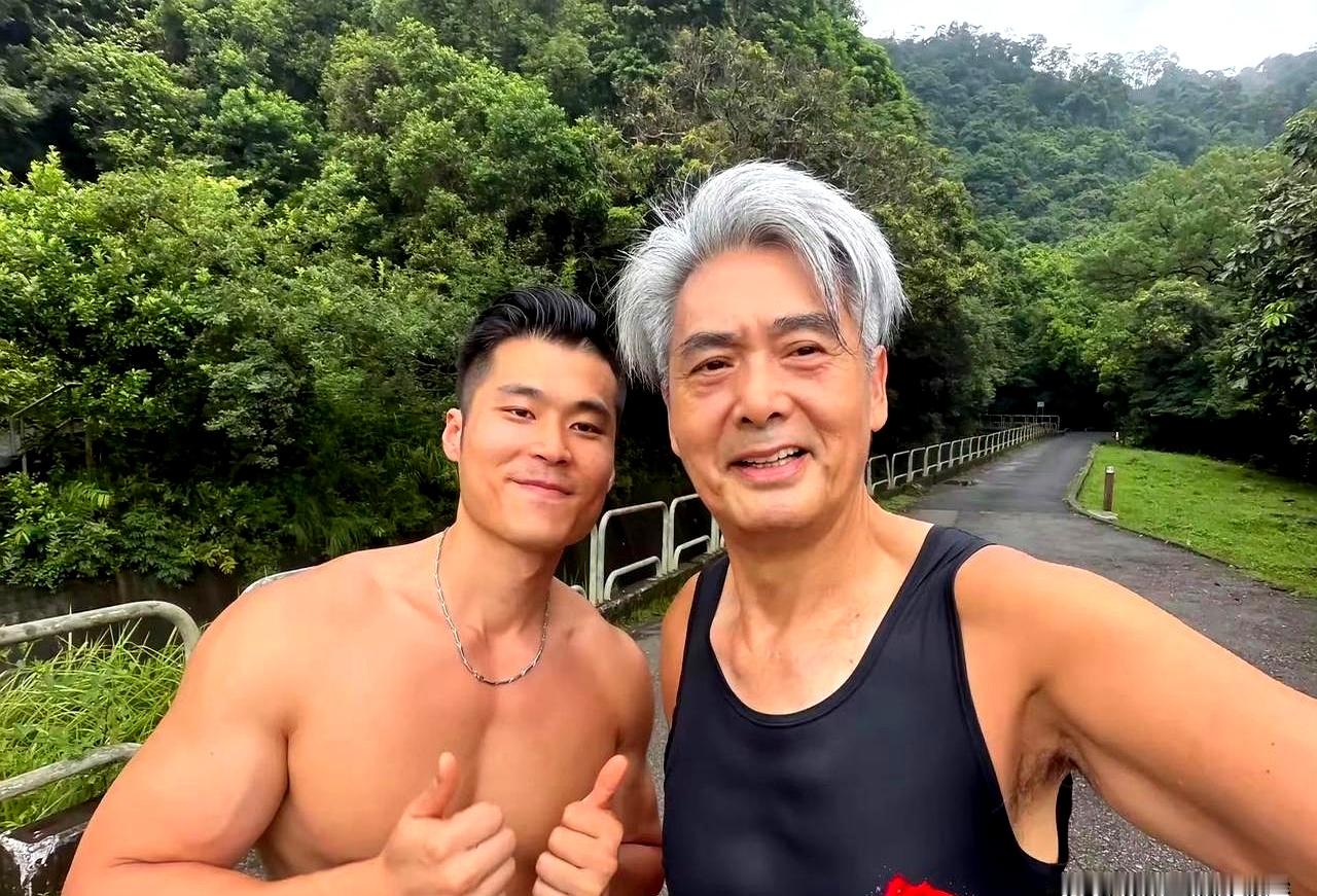 71岁的周润发在香港山上晨跑被偶遇，穿件黑色运动背心，头发虽然全白了，腰杆却挺得笔直，跟旁边年轻的肌
