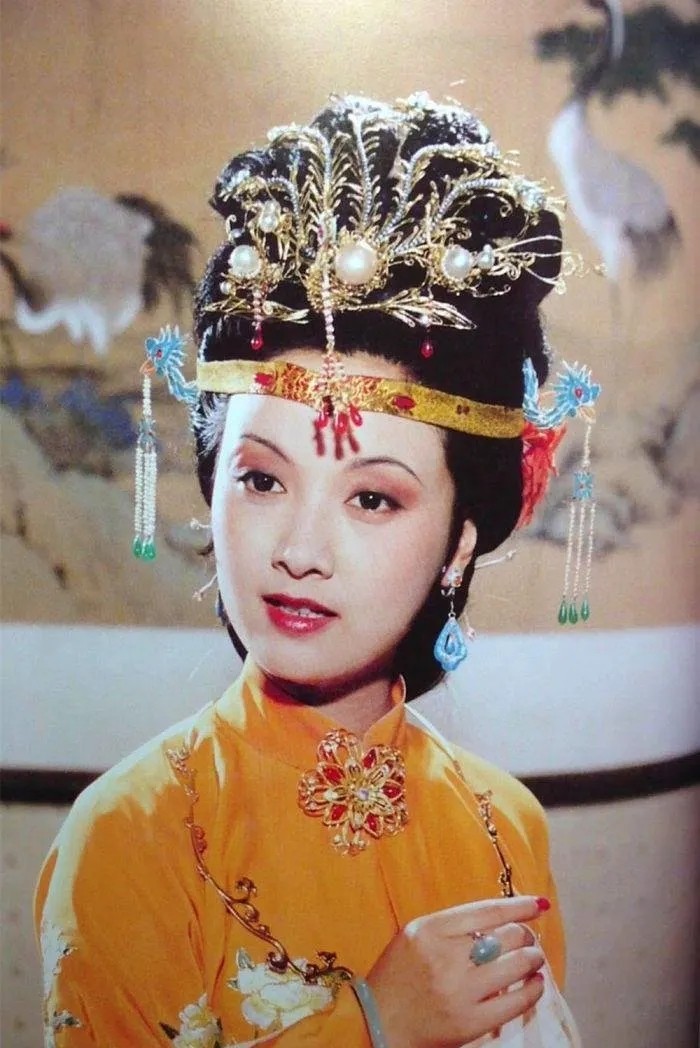 邓婕说自己在《红楼梦》中饰演的王熙凤遭同行妒忌，这部戏拍了三年，她忍了三年。