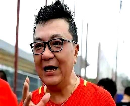 全场死死盯着那个十一二岁的孩子，他正走向点球点。128支队，输一场就回家，平
