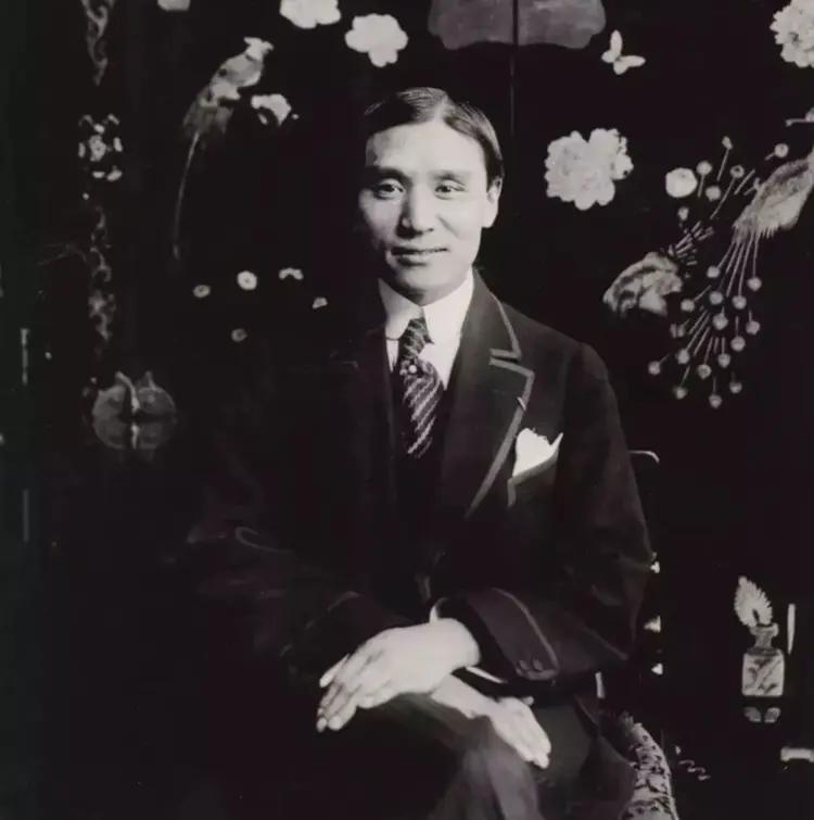 1910年，30岁的中国男人迎娶了15岁的法国i少女。新婚夜，洞房花烛之夜，男子