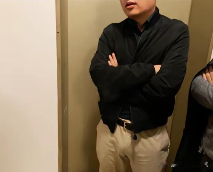 网友在电梯偶遇里一帅哥，衣服搭配太酷了，黑色夹克外套只到腰部，米白色裤子有点紧身