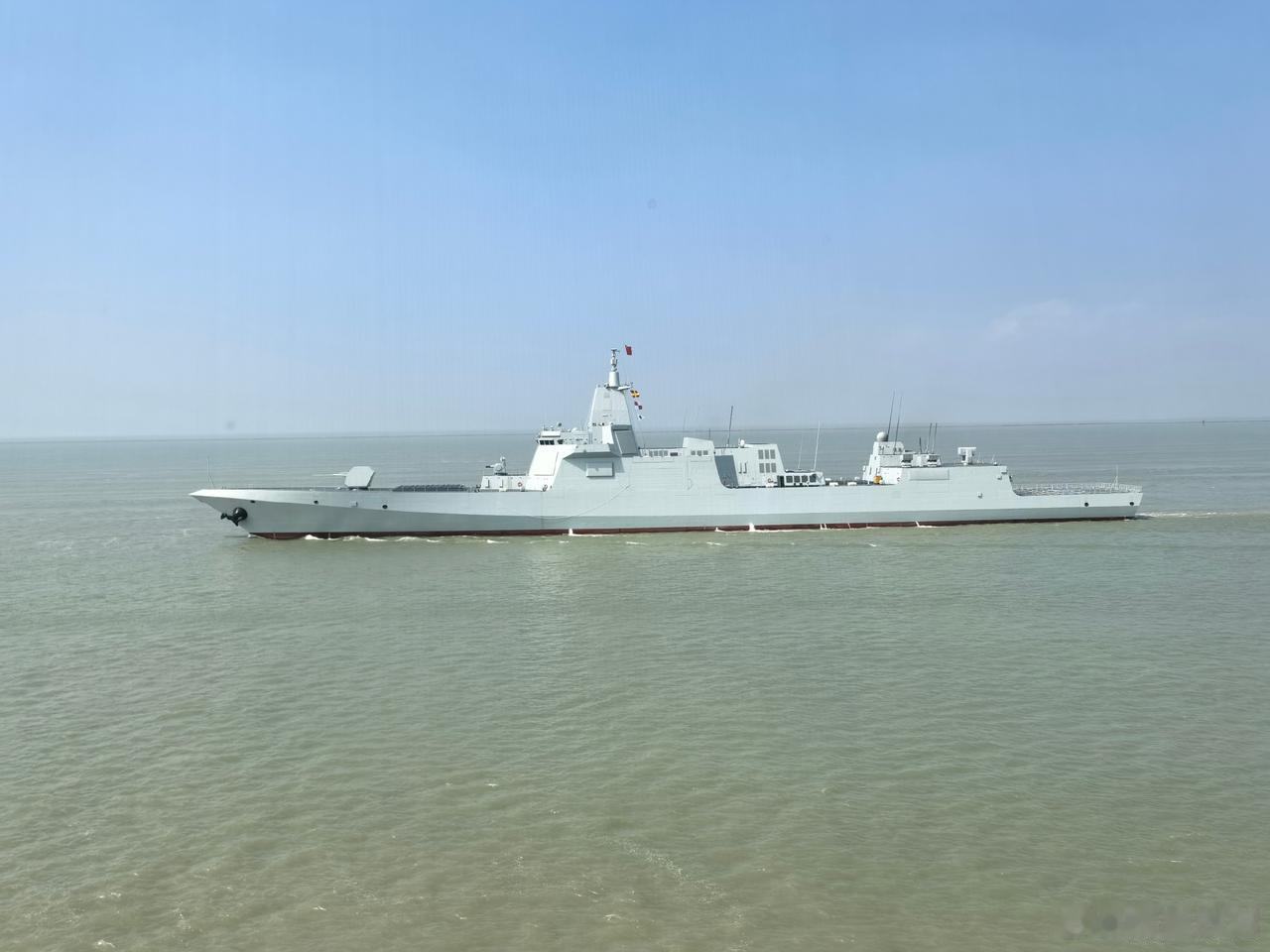 109“东莞”舰驶离江南造船厂，东海舰队将迎来首艘055万吨大驱8月5日网友拍