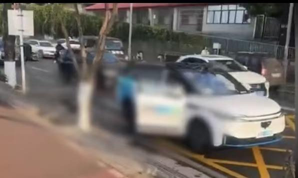 #哈啰无人车株洲撞人后暂停当地业务#【哈啰无人车在株洲撞人，当地确认暂已停运！曾