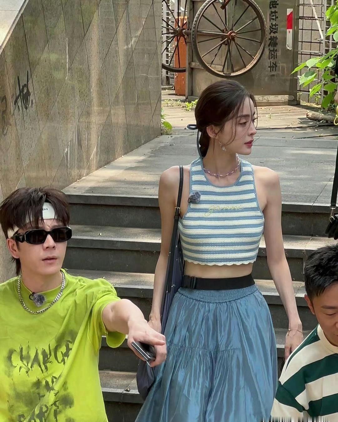 娜扎站那儿，风都能吹走似的。不是瘦，是骨头长对了地方。直角肩一扛，连空气都得