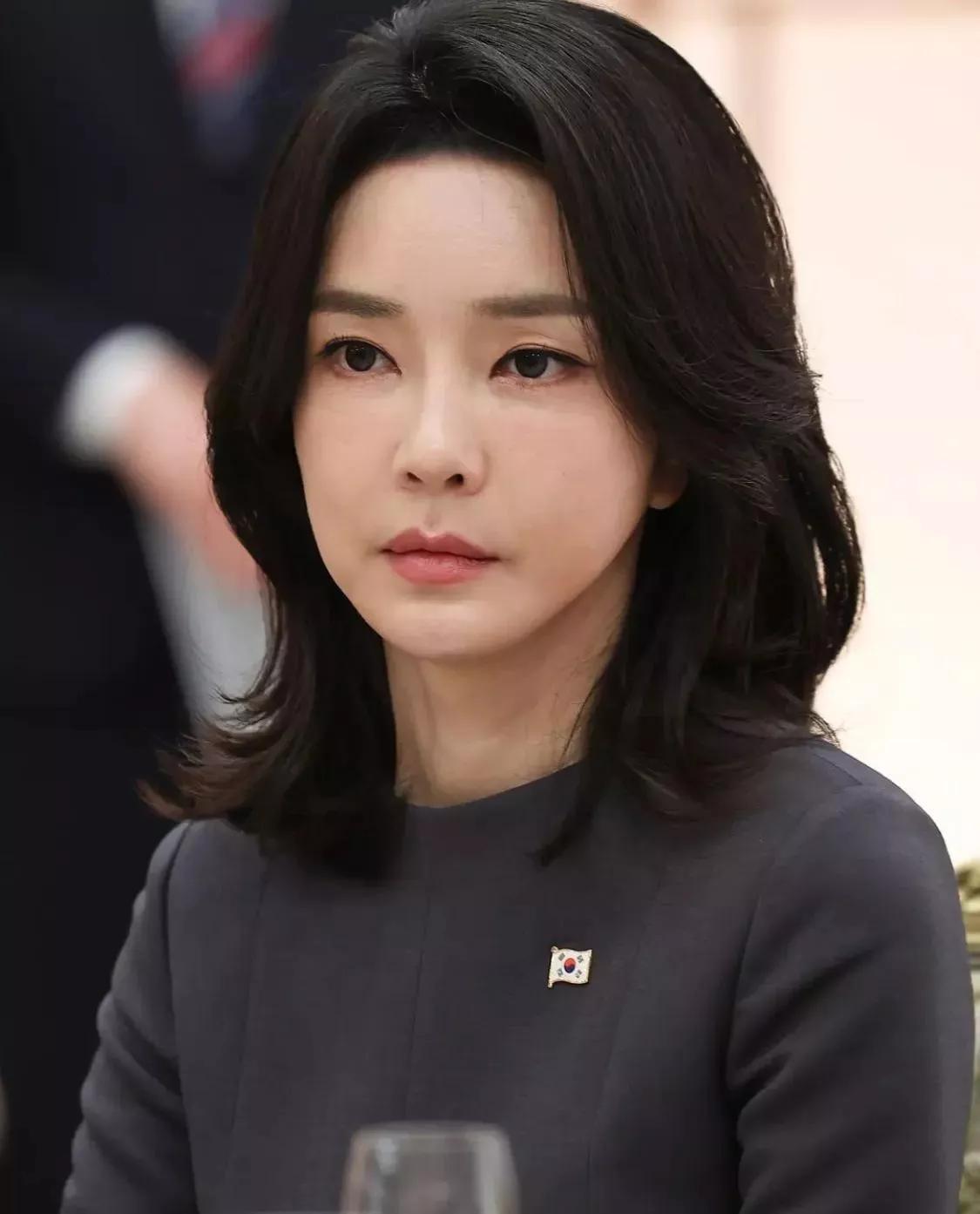 韩国前总统夫人金建希开庭受审，这才过去几个月，从相貌上来讲差别有点大。如果没