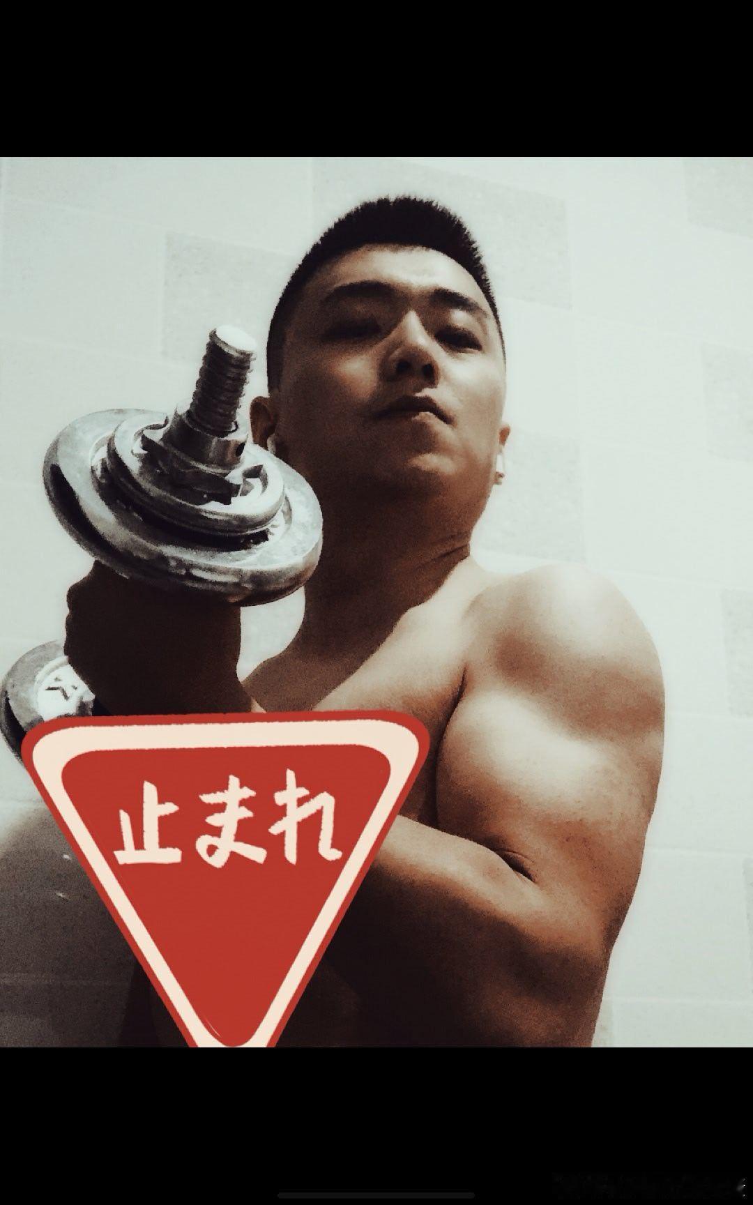 以前还是有胳膊的，现在真是细狗啊。