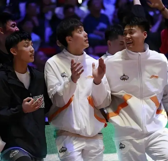 广东全运会男篮9大主力军合同类别一览1.胡明轩--顶薪合同2.赵睿--顶