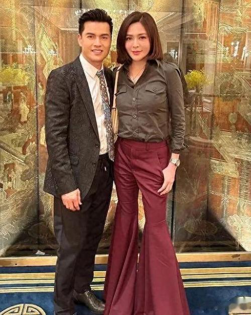 关之琳和吕良伟合影，网友：怀疑人生了！