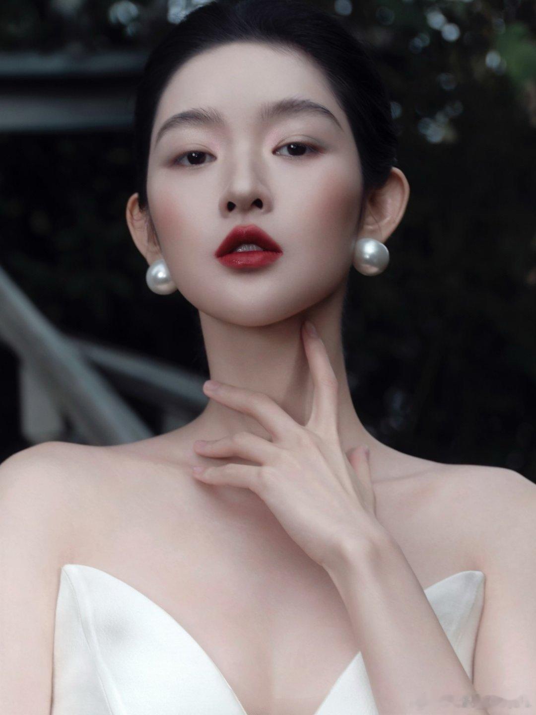 王玉雯复古红唇看到这组图，突然想去翻老电影了。王玉雯的复古红唇造型带着一种旧时光