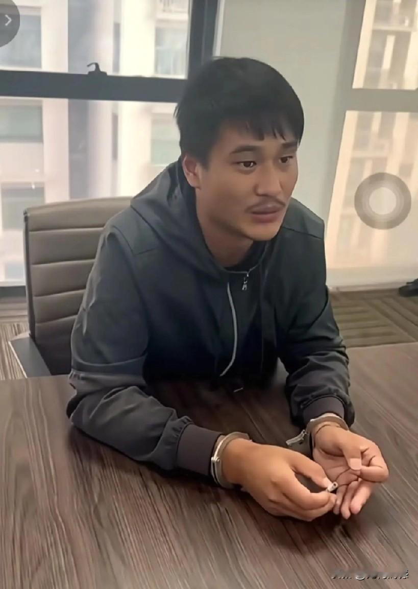 这个网名叫非洲洋洋的男人，真名叫赵俊洋，家是河南的，在非洲拍视频骗同胞，残害同胞