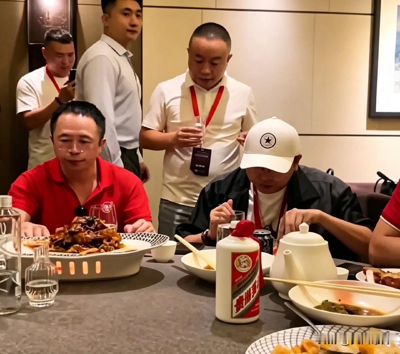 大伙儿看看这画面，360的老总周鸿祎，忙完活动跟人一块儿聚餐。桌上这菜挺硬，中间